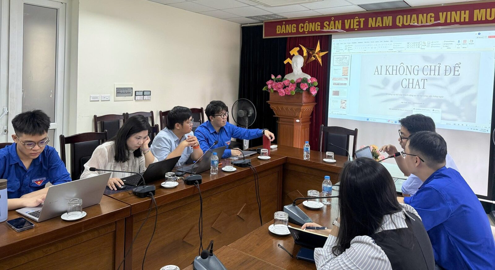 Slide AI không chỉ để chat của CEO Locaith AI Hà Tuấn Anh tại tọa đàm